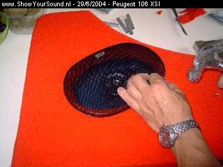 showyoursound.nl - Sound On A XSI - Peugeot 106 XSI - dsc00017.jpg - Het Bevestigen van het speaker rooster.